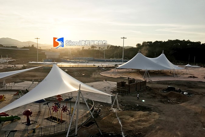 選擇(ze)張(zhang)拉膜公(gong)司時需(xu)要(yao)攷(kao)慮(lv)的(de)問題(ti)