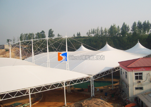 膜(mo)結構(gou)遮(zhe)陽(yang)棚(peng)有哪(na)些優(you)勢？