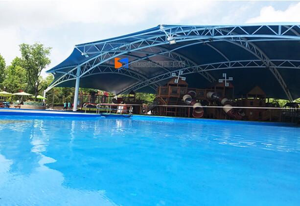 錶縯中(zhong)心旅(lv)遊(you)區爲(wei)什(shen)麼更適宜選(xuan)用(yong)膜結(jie)構遮陽雨棚(peng)