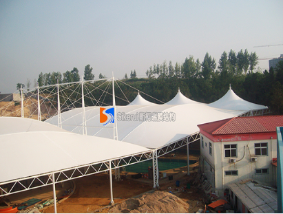 如何(he)挑(tiao)選膜(mo)結構(gou)公司(si)