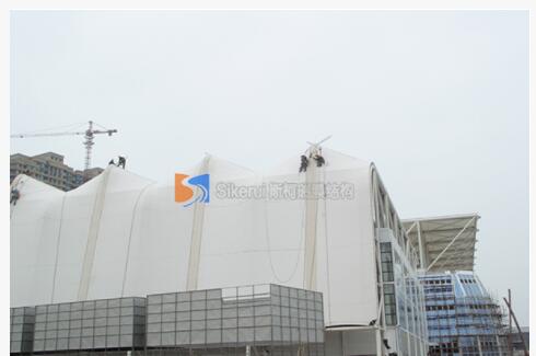 膜(mo)結構遮陽棚(peng)的(de)安(an)裝(zhuang)需註(zhu)意(yi)哪(na)些(xie)事項(xiang)