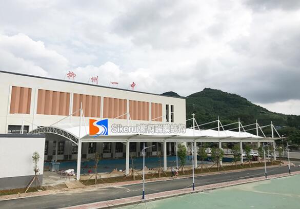 學校如何(he)設計膜(mo)結構停(ting)車(che)棚(peng)才更省(sheng)錢(qian)？