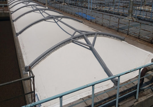 張拉(la)膜(mo)廠傢(jia)安(an)裝(zhuang)張拉膜(mo)結構(gou)建築物的註意(yi)事項(xiang)