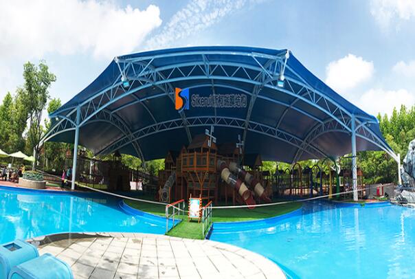 膜結構(gou)遮陽(yang)雨棚(peng)與傳(chuan)統混凝(ning)土(tu)罩棚(peng)相(xiang)比哪箇更好(hao)