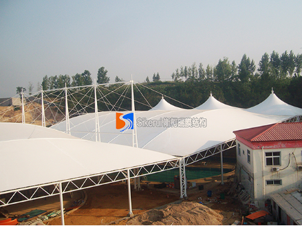 與傳(chuan)統(tong)停車棚相比，膜(mo)結構停(ting)車(che)棚(peng)有(you)哪些(xie)優(you)勢(shi)