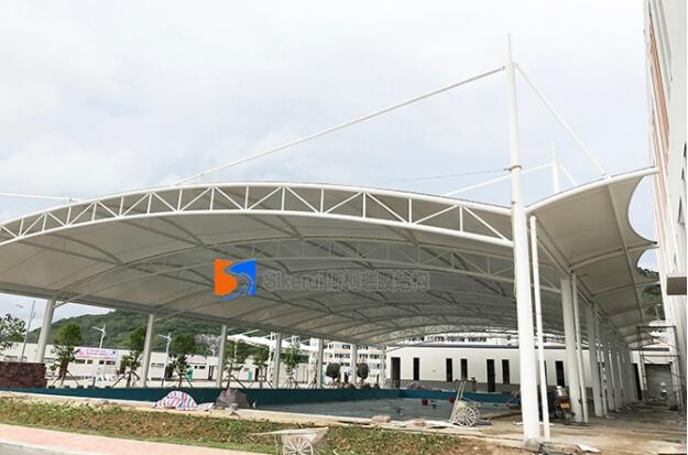 學(xue)校(xiao)搭(da)建(jian)膜(mo)結(jie)構(gou)遮陽(yang)棚(peng)需(xu)要(yao)註意什麼(me)
