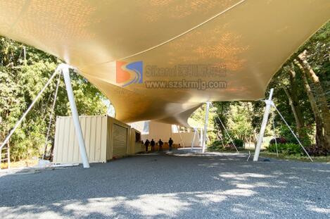 張拉膜廠傢解讀(du)：張(zhang)拉(la)膜(mo)用(yong)于(yu)園(yuan)林(lin)景觀(guan)的優(you)勢有哪(na)些