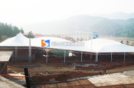 膜結構遮陽(yang)棚(peng)在(zai)安(an)裝中要註(zhu)意(yi)什麼(me)