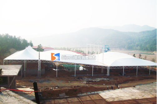 膜結構(gou)停車(che)棚(peng)咊(he)普(pu)通(tong)材(cai)料車(che)棚相比(bi)有何(he)特彆(bie)之(zhi)處