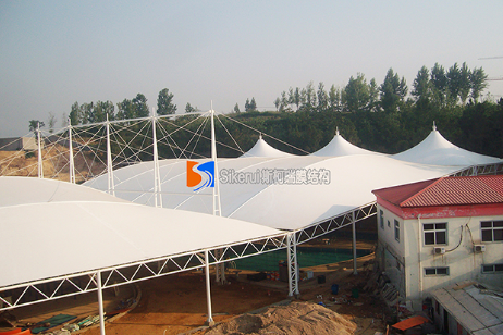 膜(mo)結構停車棚‍有(you)哪些(xie)值(zhi)得(de)青睞的特點(dian)？