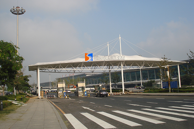 大(da)連(lian)國際機場(chang)齣入(ru)口(kou)膜結(jie)構項目(mu)